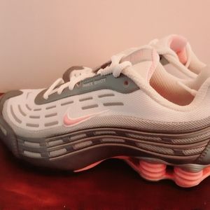 NIKE WOMENS SHOX PINK SILVER SNEAKERS SZ 9